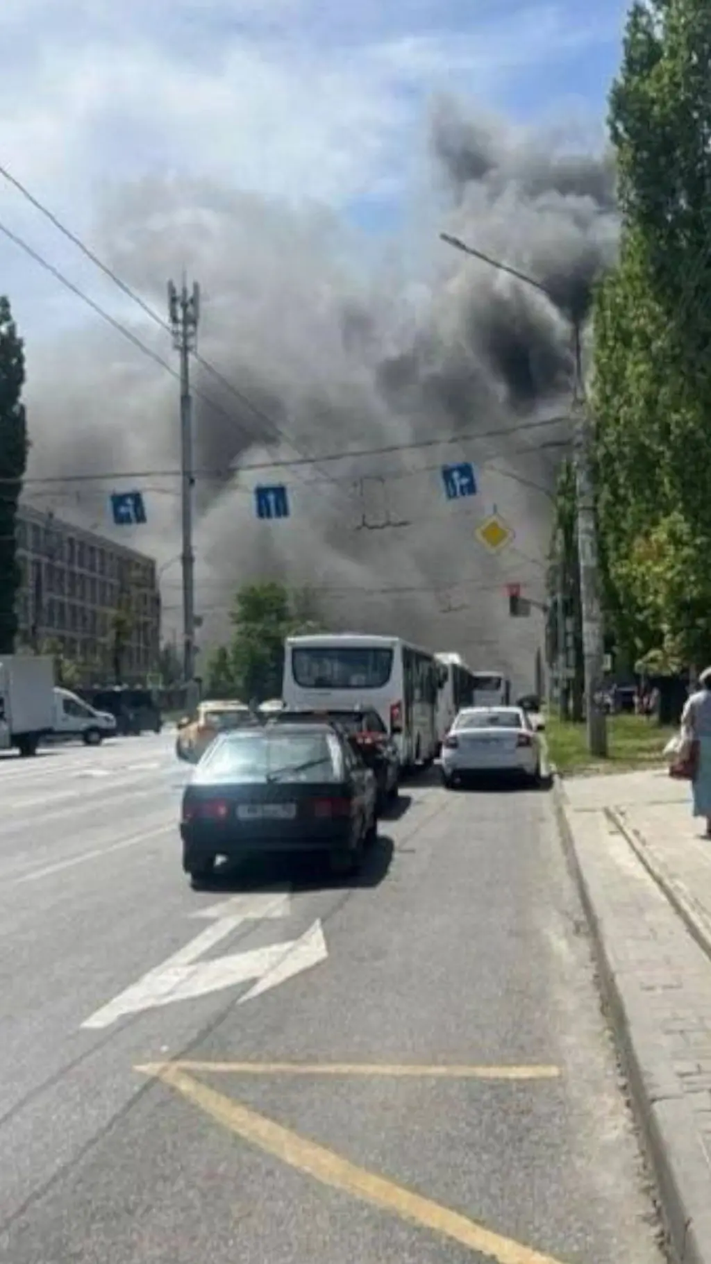 Черный дым, видный в конце улицы