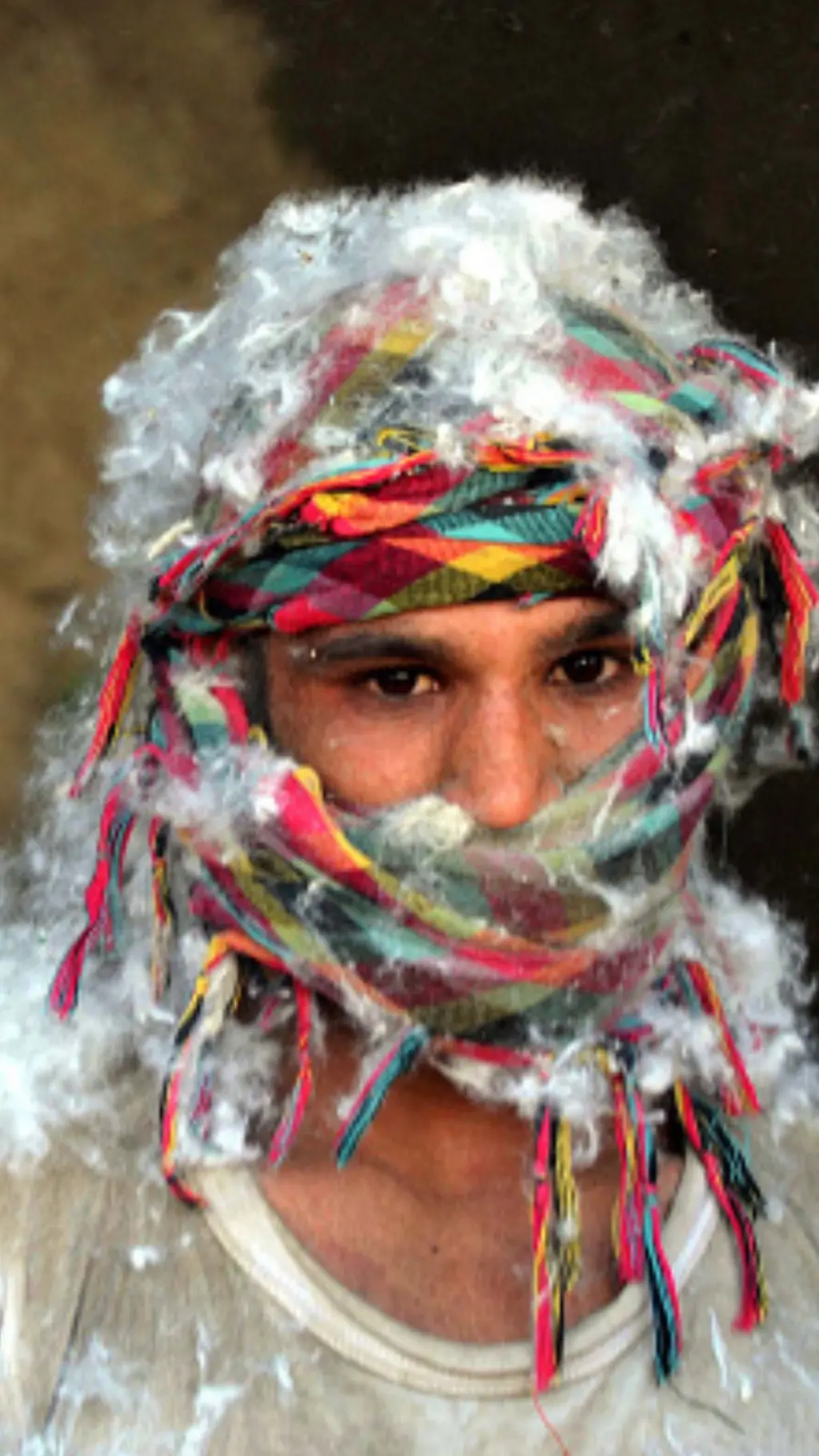 افغانستان کې یو سړی چې پنبه پرې نښتې ده