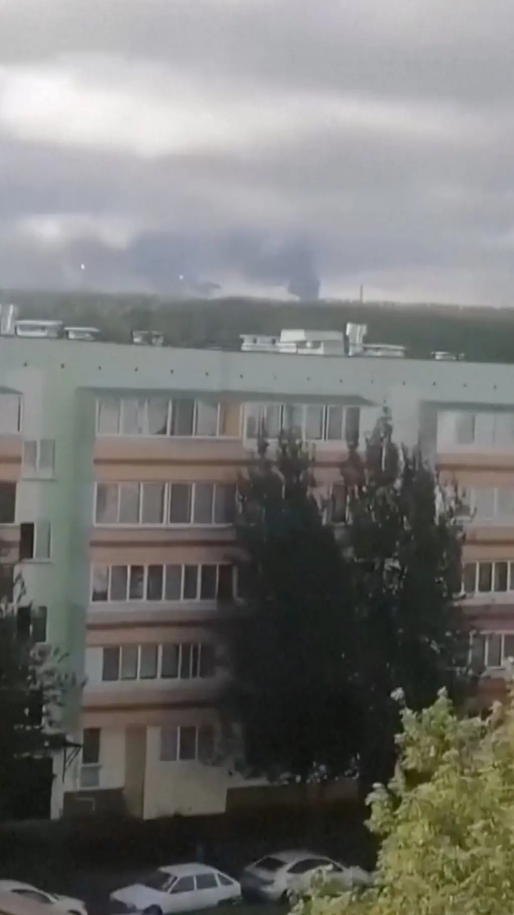 Жилые многоэтажные дома Нижнекамска на фоне дыма после взрыва дрона