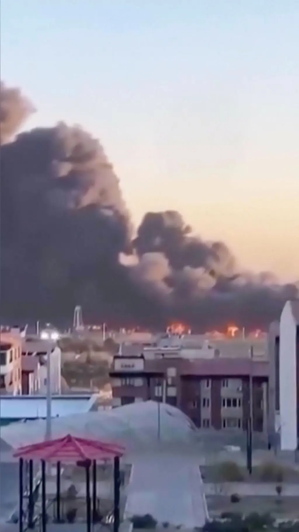 ගුවන් ප්රහාරවලින් පසු බටහිර ටෙහෙරානයේ ඝන දුමාරයක් නැඟී ගිය අයුරු