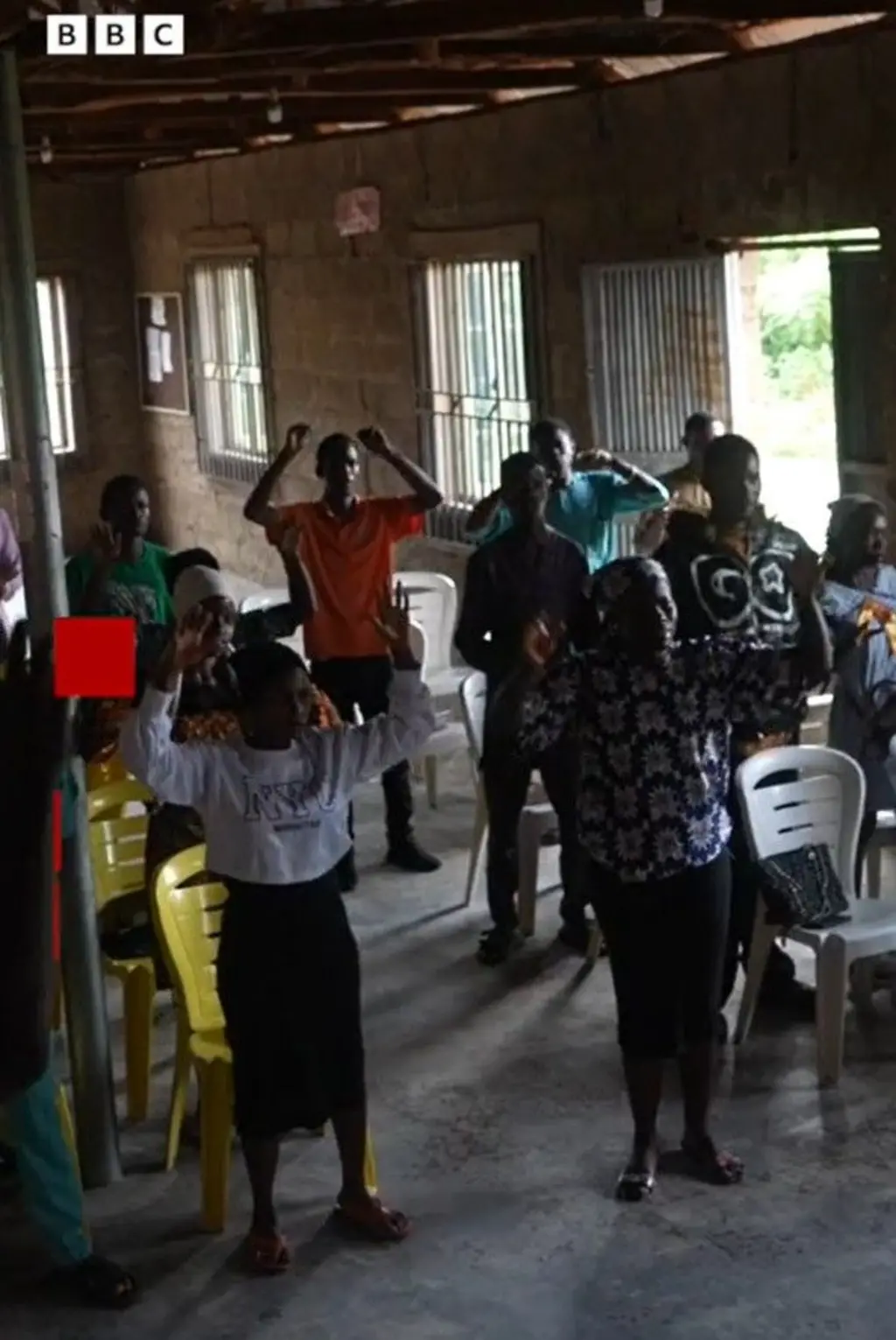 Ọpọ awọn odi pejọ sinu ile ijọsin ti wọn ko ti pari kikọ rẹ