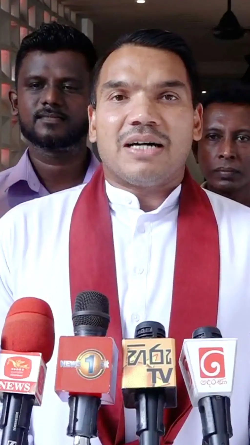 'පිල්ලෙයාන්ව බලන්න මං ඉතිං බන්ධනාගාරේ තාප්පෙන් පැනලා නෙවෙයිනේ ගියේ'