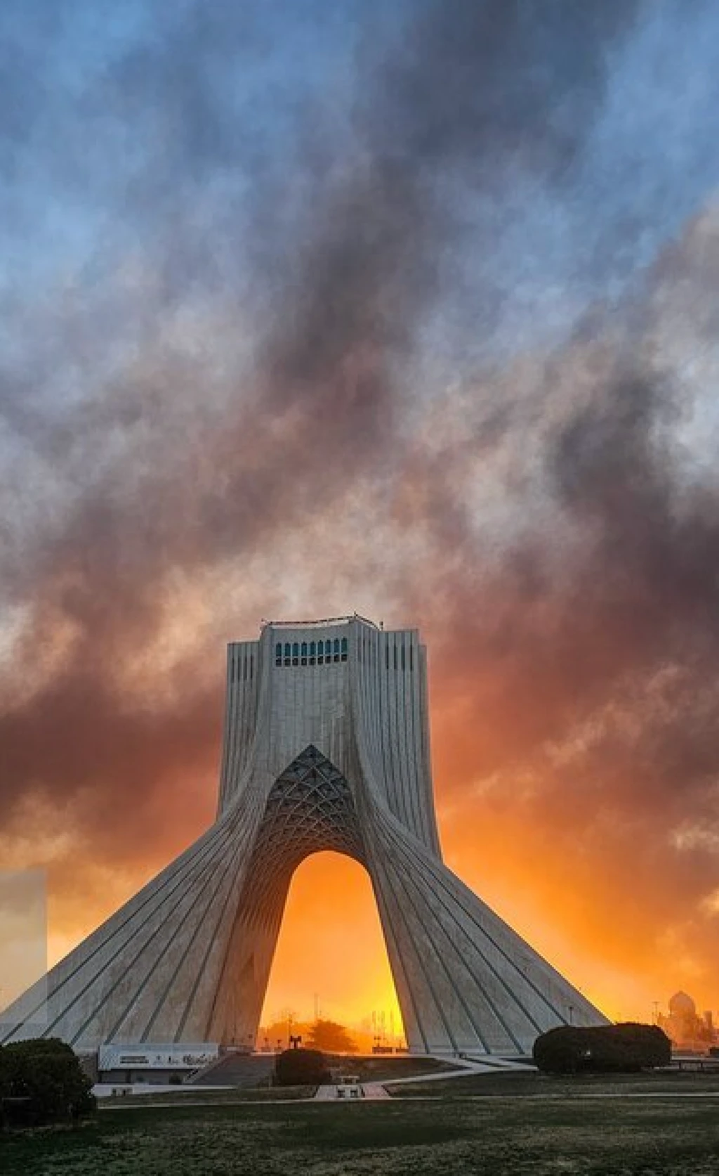 میدان آزادی در غبار 