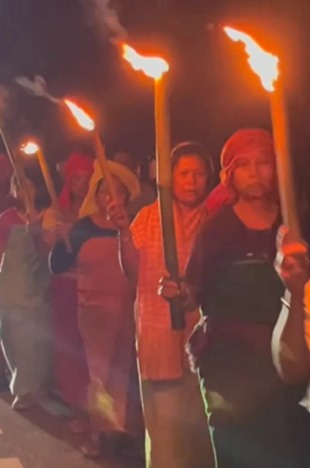  மணிப்பூரில் தீப்பந்தம் ஏந்தி பேரணி