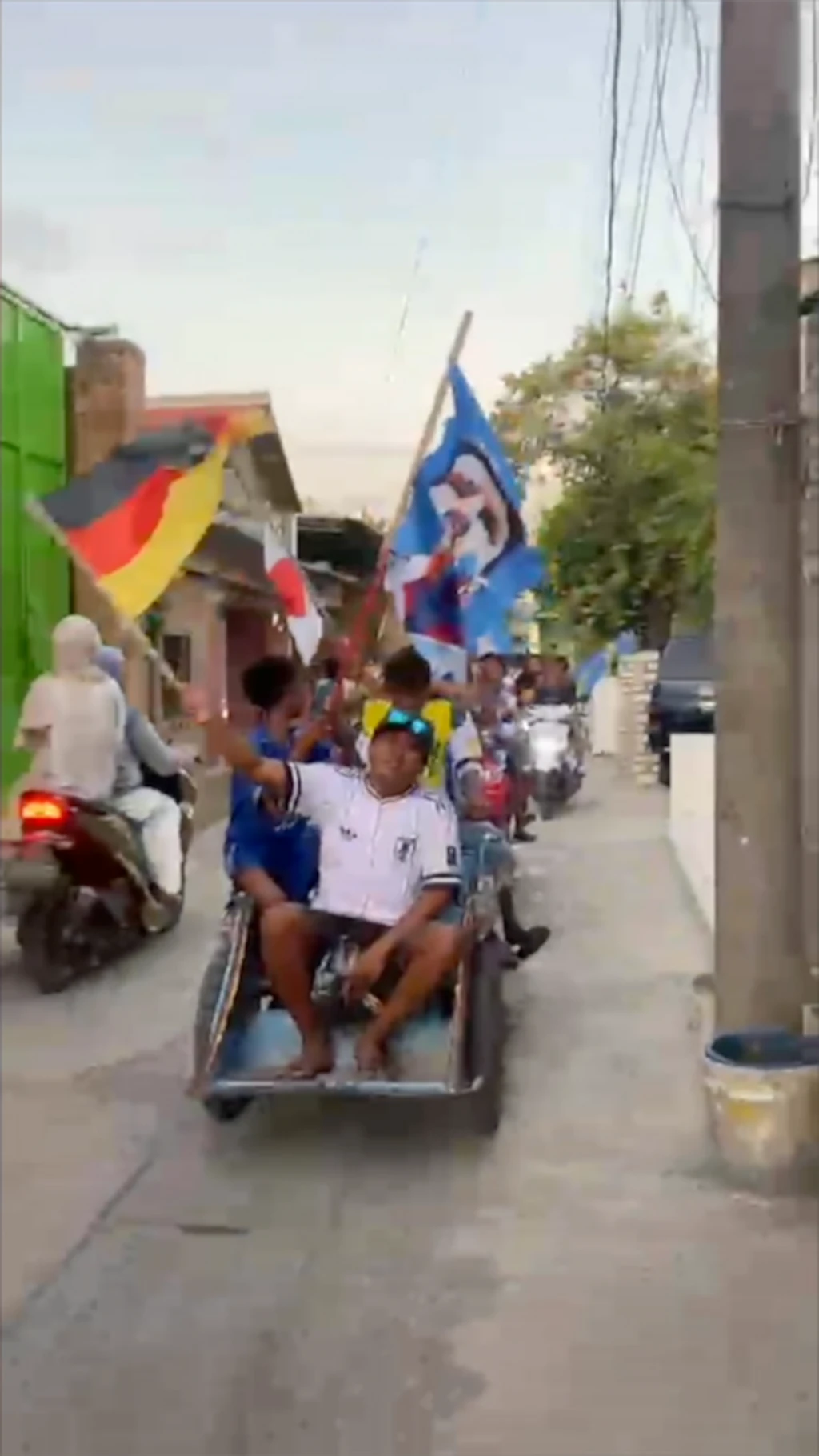 ရွာသားတွေ ဘောလုံးအသင်းအလံတွေနဲ့ လှည့်နေ