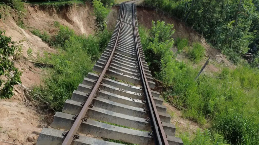 දිට්වා ආපදාවට මාස 5යි: හානි වූ උඩරට දුම්රිය මාර්ග යථා තත්ත්වයට පත් කිරීම ප්‍රමාද ඇයි?