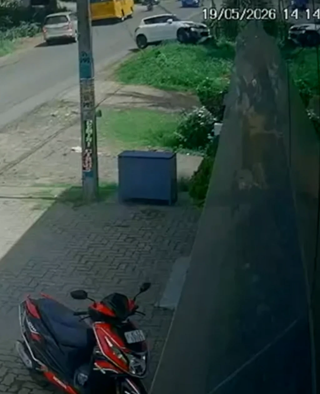 கட்டுப்பாட்டை இழந்து கவிழ்ந்த கார்