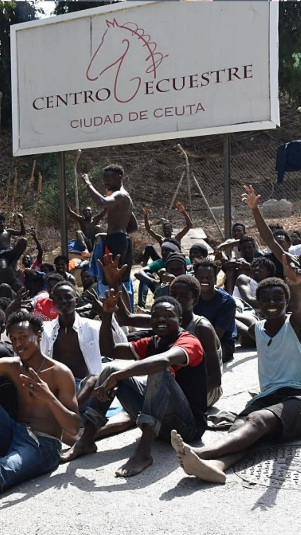 Akụkọ na-ekwu na mmadụ iri na atọ (34) anwụọla dịka ndị mbịarambịara ruru puku iri isii (60,000) ji ọsọ, jiri ije wụbanye n'obodo Ceuta dị na Spen iji si Moroko banye Yurop.