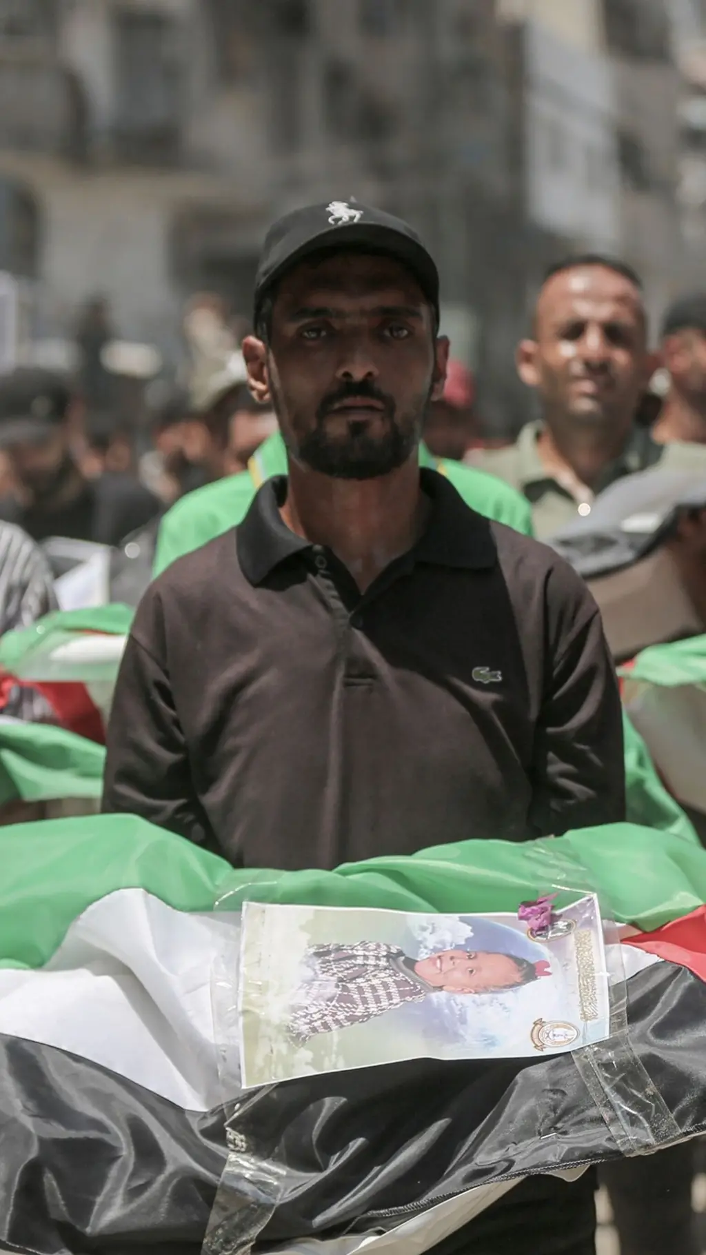 Hombre asiste al multitudinario funeral