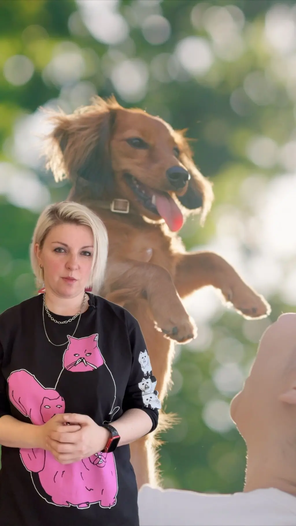 prezenterka i iza pozadina srecan pas