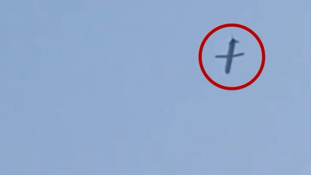 تلاش پدافند برای انهدام موشک بر فراز آسمان ایران