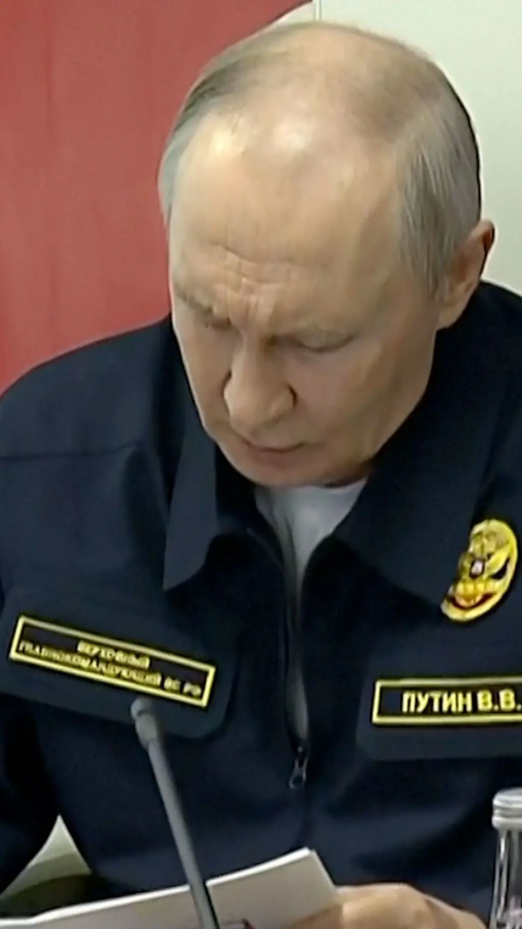 Путин смотрит в бумаги