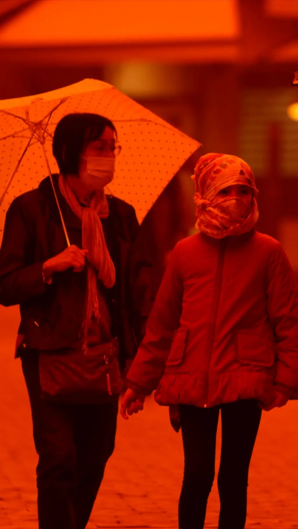 සහරා කතරේ දූවිලි අංශු ග්‍රීසියේ අහස රතු පැහැයට හැරවූ අයුරු