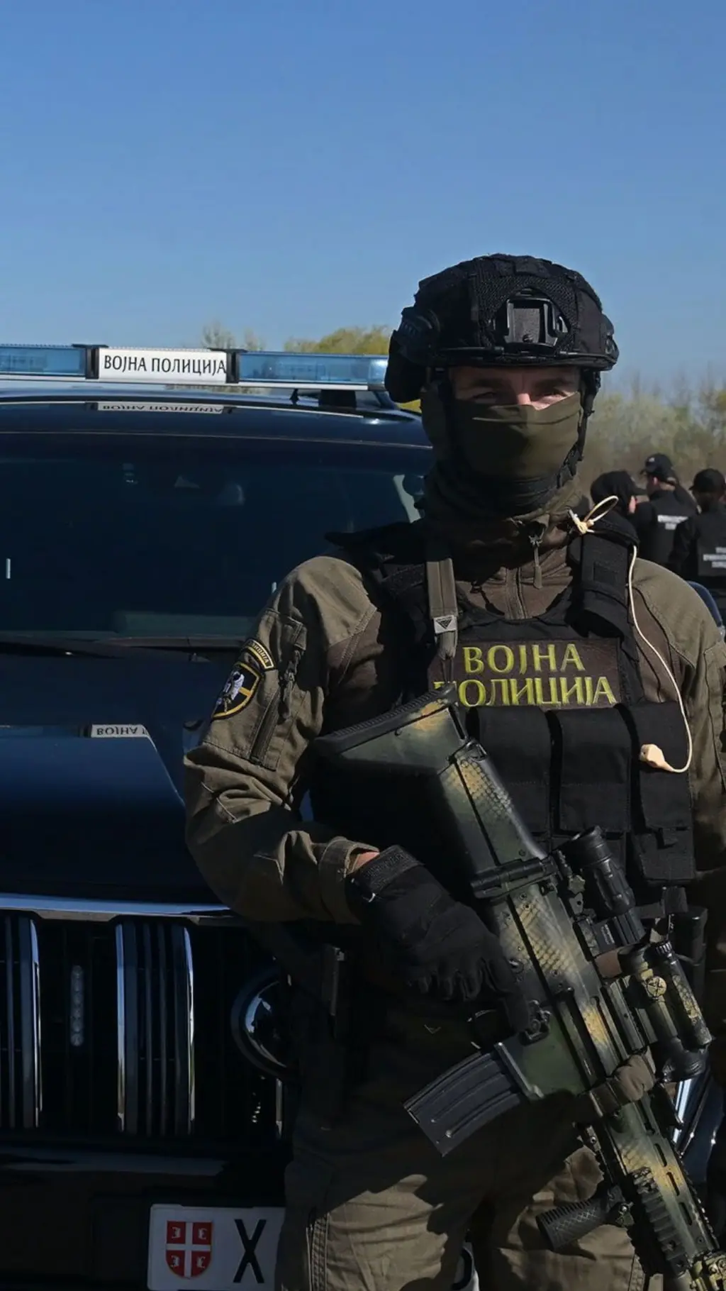 U Kanjiži, na severu Srbije, 5. aprila je u blizini gasovoda pronađena veća količina eksplozivnih sredstava. Na slici se nalazi pripadnik vojne policije, koji stoji ispred automobila u Kanjiži.