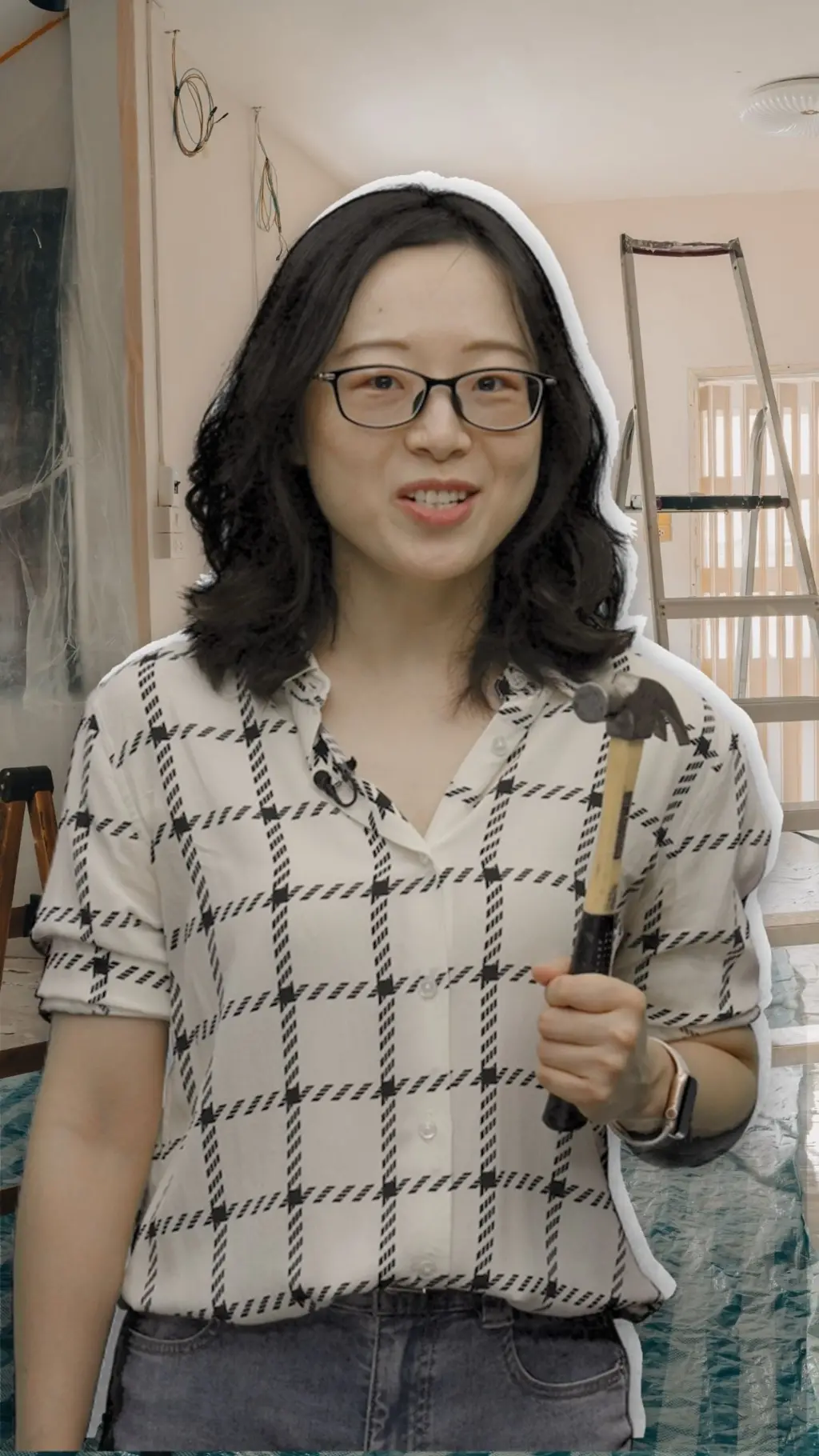 女記者拿錘子工具