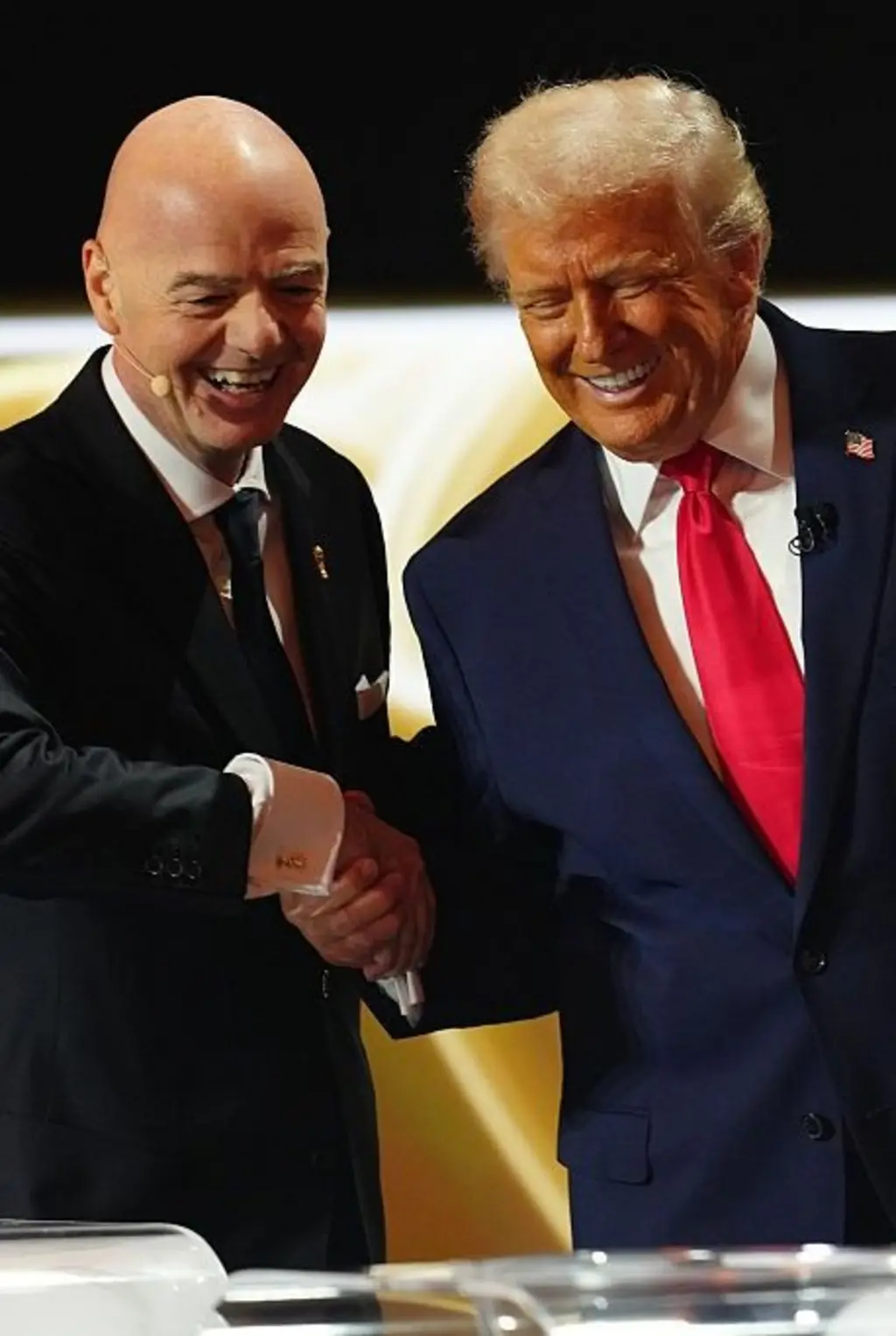 Gianni Infantino e Trump dando um aperto de mão