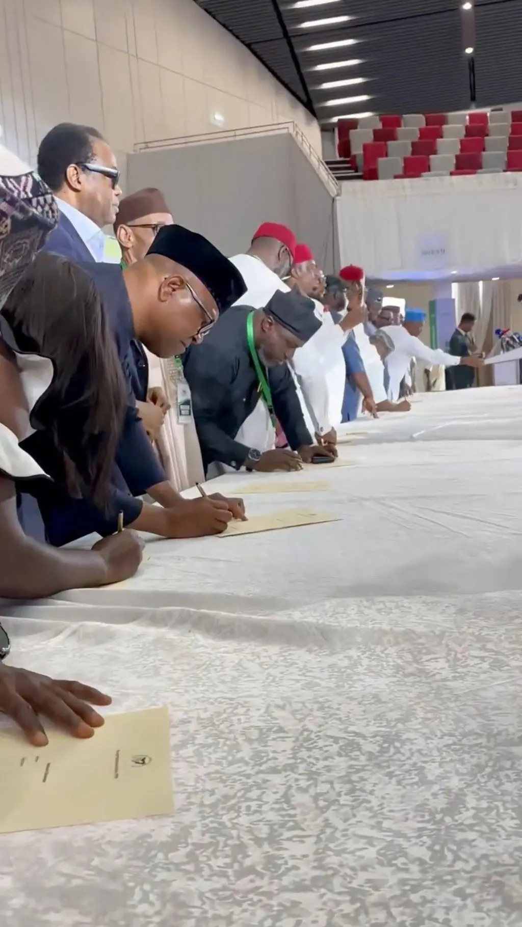 Peter Obi na ndị ọzọ oge ha na-ebinye aka n'akwụkwọ nkwekọrịta udo ahụ