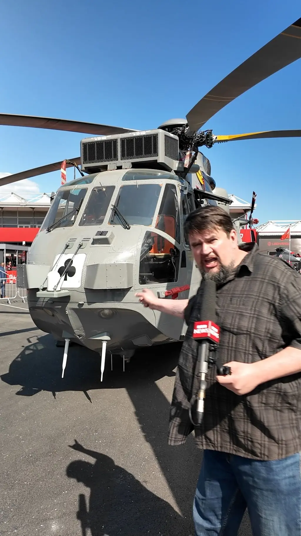 Павел Аксенов на фоне вертолета Sea King