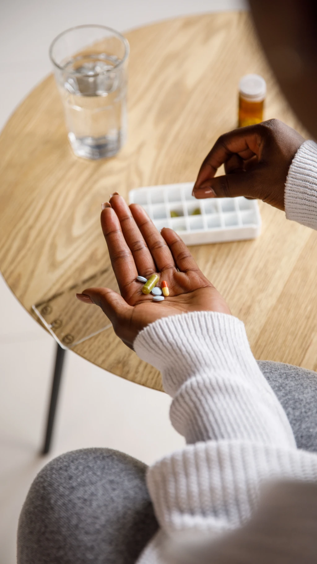Une personne qui prend des comprimés