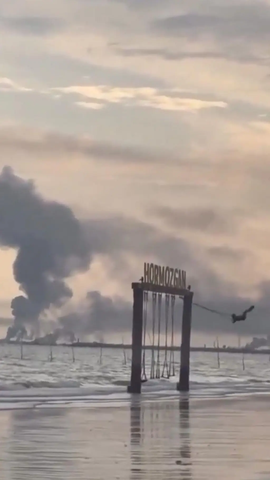 تاببازی یک کودک در ساحل هرمزگان در میانه جنگ