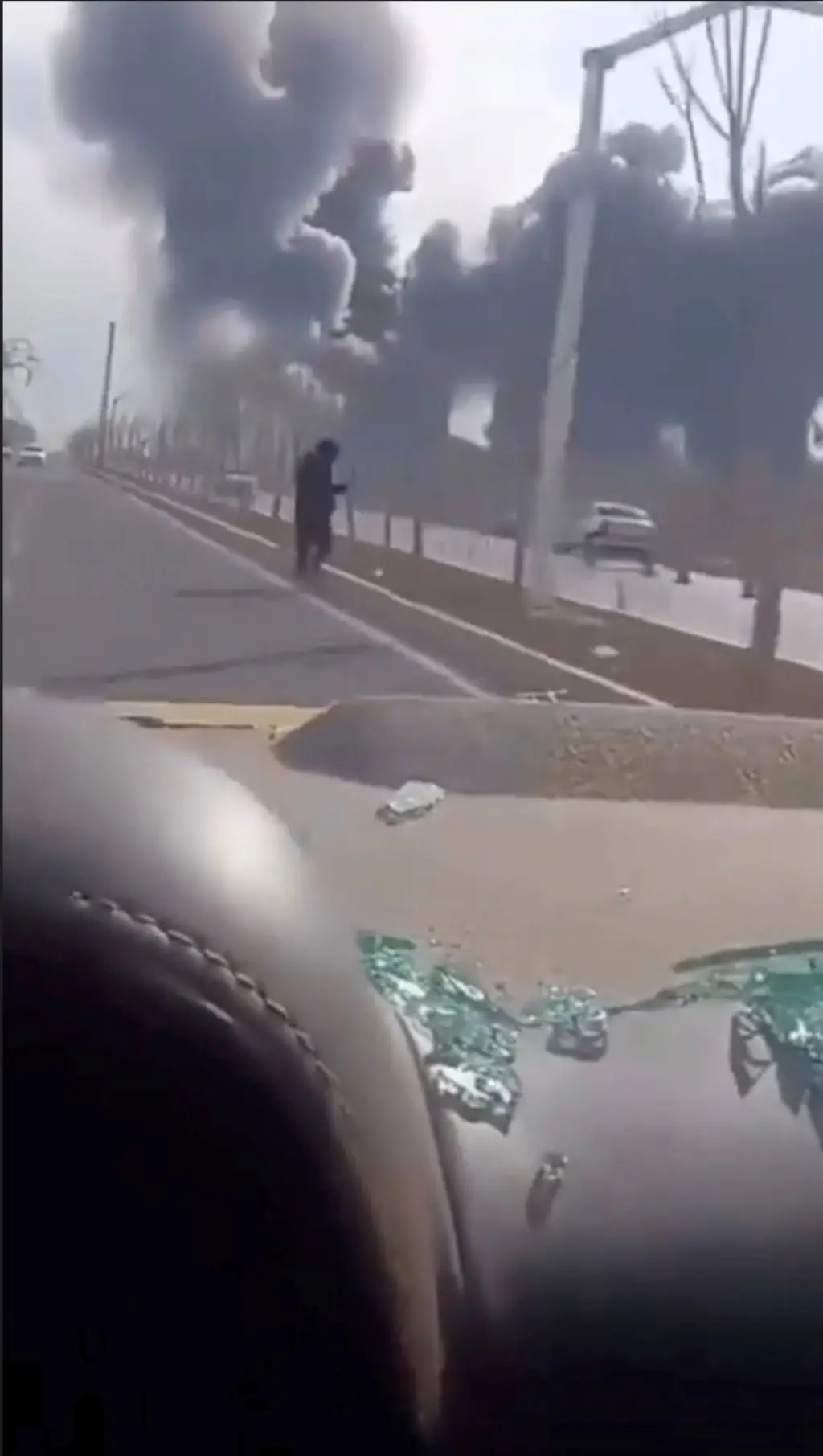 මෝටර් රථයක විදුරු බිඳී ගිය අයුරු