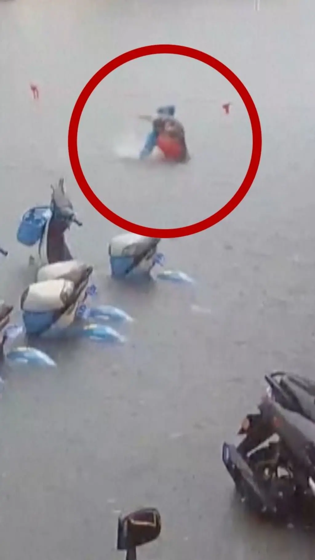 चीनमा बाढीपछिको डुबानमा लडेर फसेकी महिलाको उद्धार