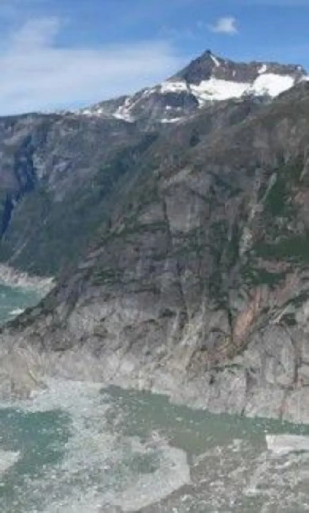 Uma montanha congelada no topo e o mar embaixo