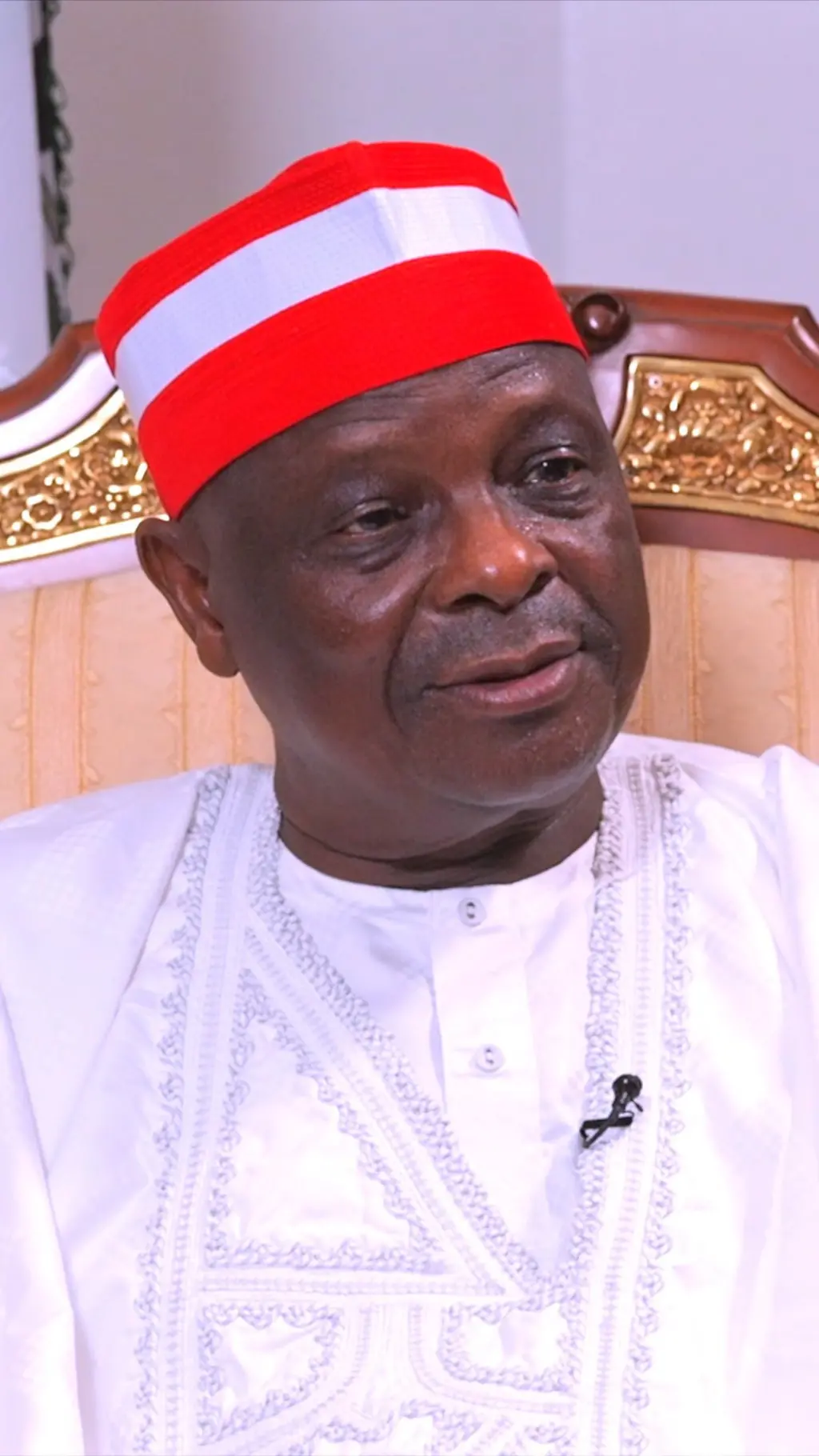 Rabiu Kwankwaso, aka chịburu kano steeti dịka o nye uwe ọcha na okpu mmemme