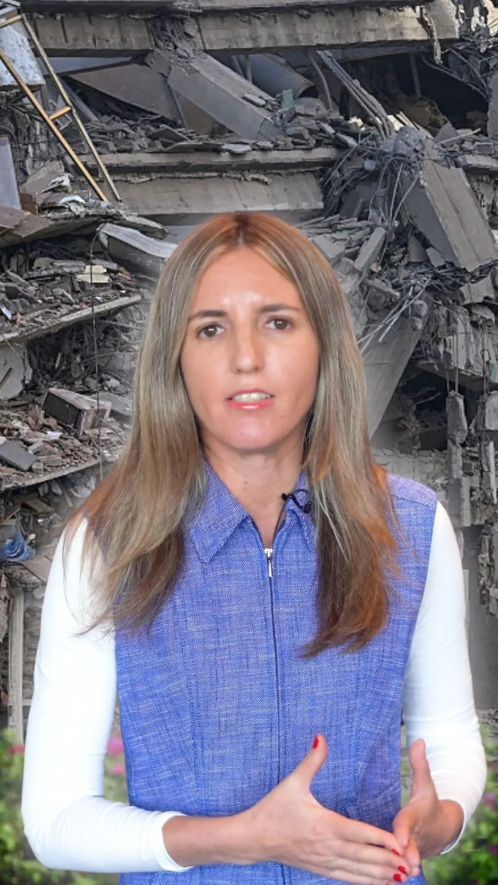 periodisa adelante de un edificio afectado por los terremotos