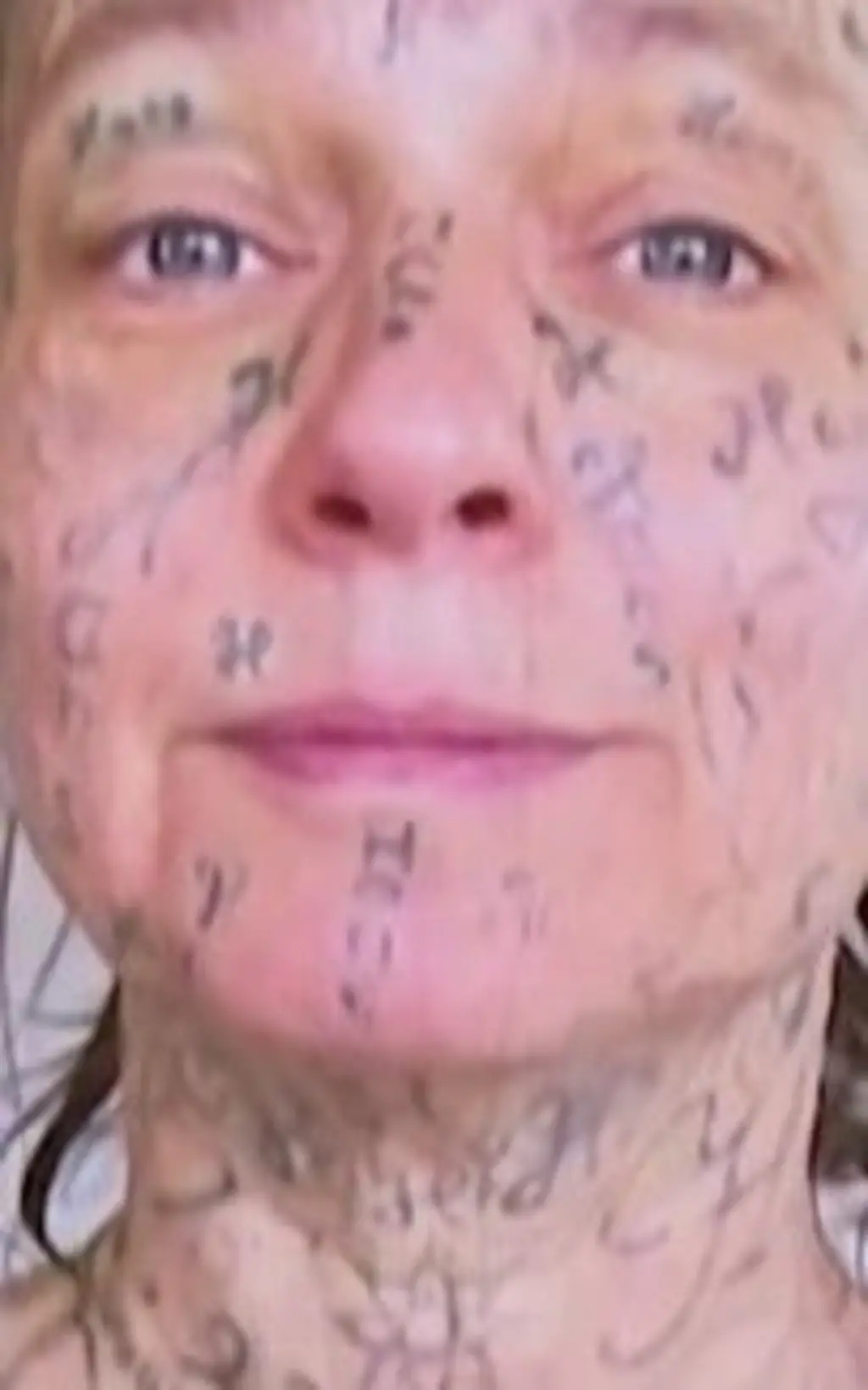 Rosto de mulher com tatuagem