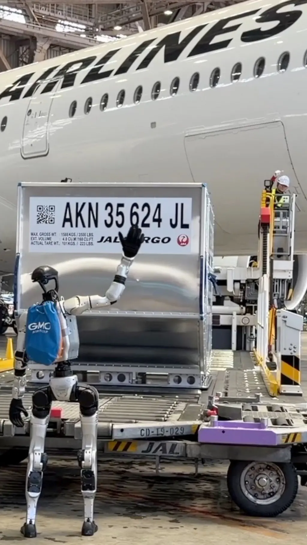 जापानको विमानस्थलमा परीक्षणका लागि ग्राउन्ड ह्यान्ड्लरका रूपमा मानवाकार रोबट