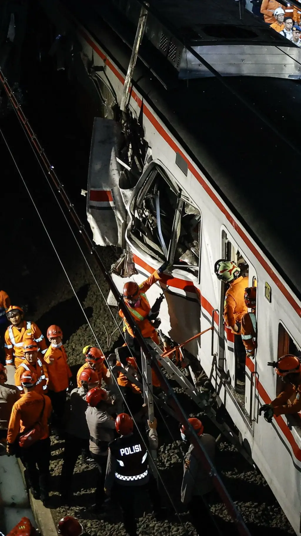 Evakuasi korban tabrakan kereta KRL dan Argo Bromo