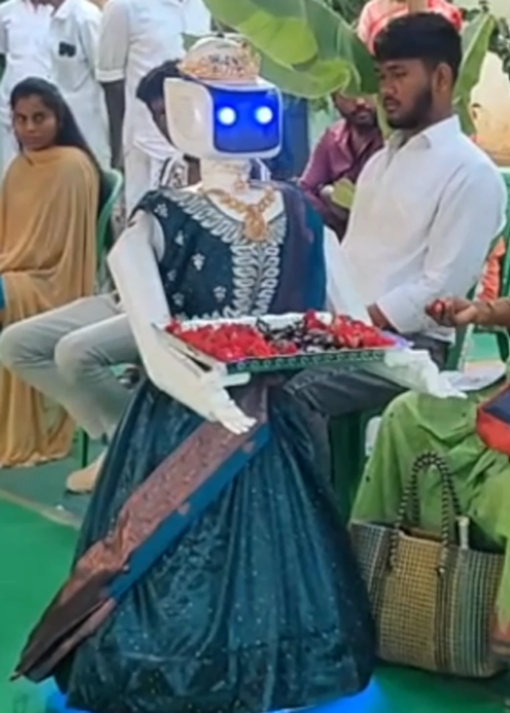 வாக்காளர்களை வரவேற்ற ரோபோ