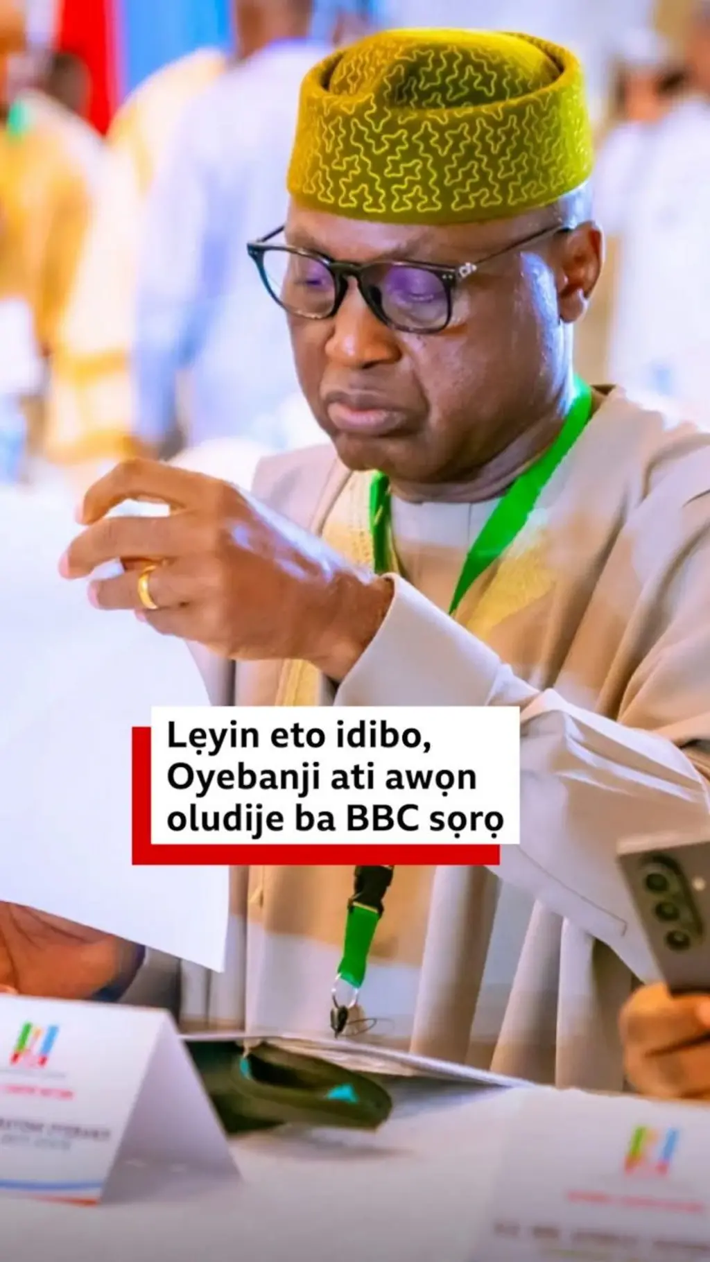 Gomina Abiodun Oyebamiji wọ agbada toke tilẹ alawọ eeru, o mu iwe idibo lọwọ lati dibo ni agọ idibo rẹ.