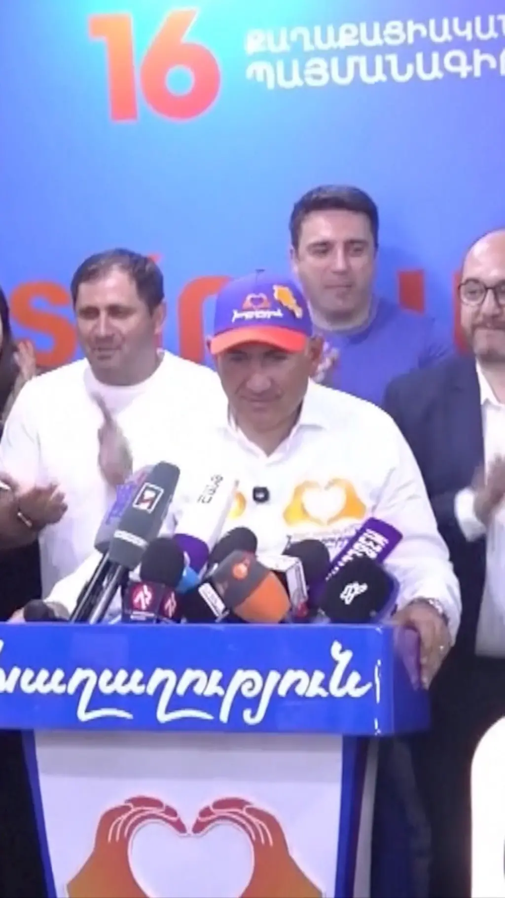 Никол Пашинян в бейсболке празднует победу