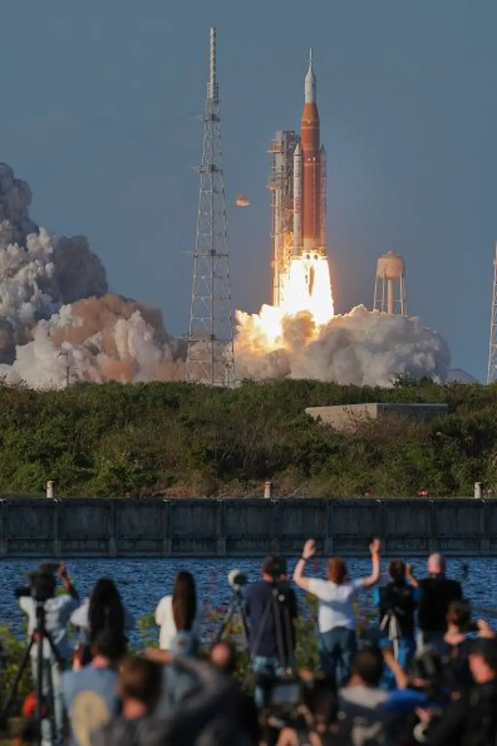 රොකට් එකක් දුම් වළාවක් නගමින් පිටත්වීම ආරම්භ කරන අතර ජනතාව සතුටින් අත් ඔසවා ප්‍රතිචාර දක්වන අයුරු පෙනේ.