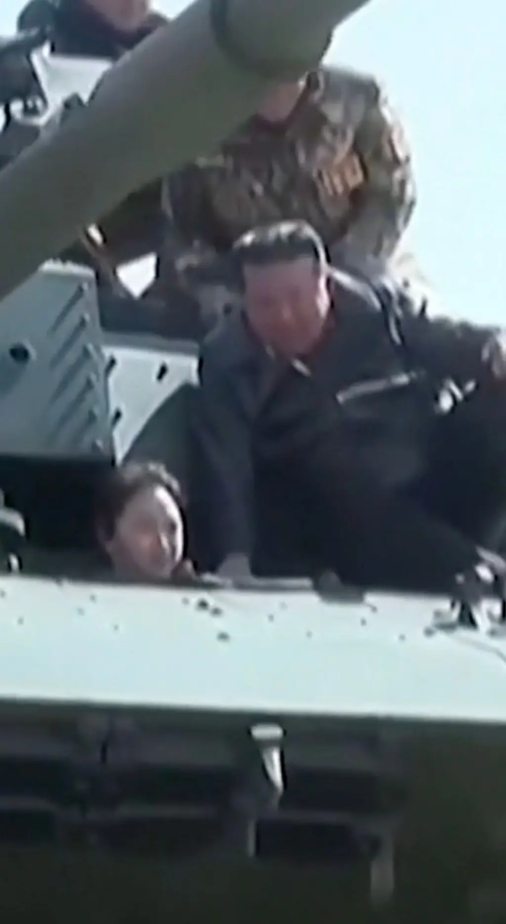 Kim Jong Un e filha em tanque