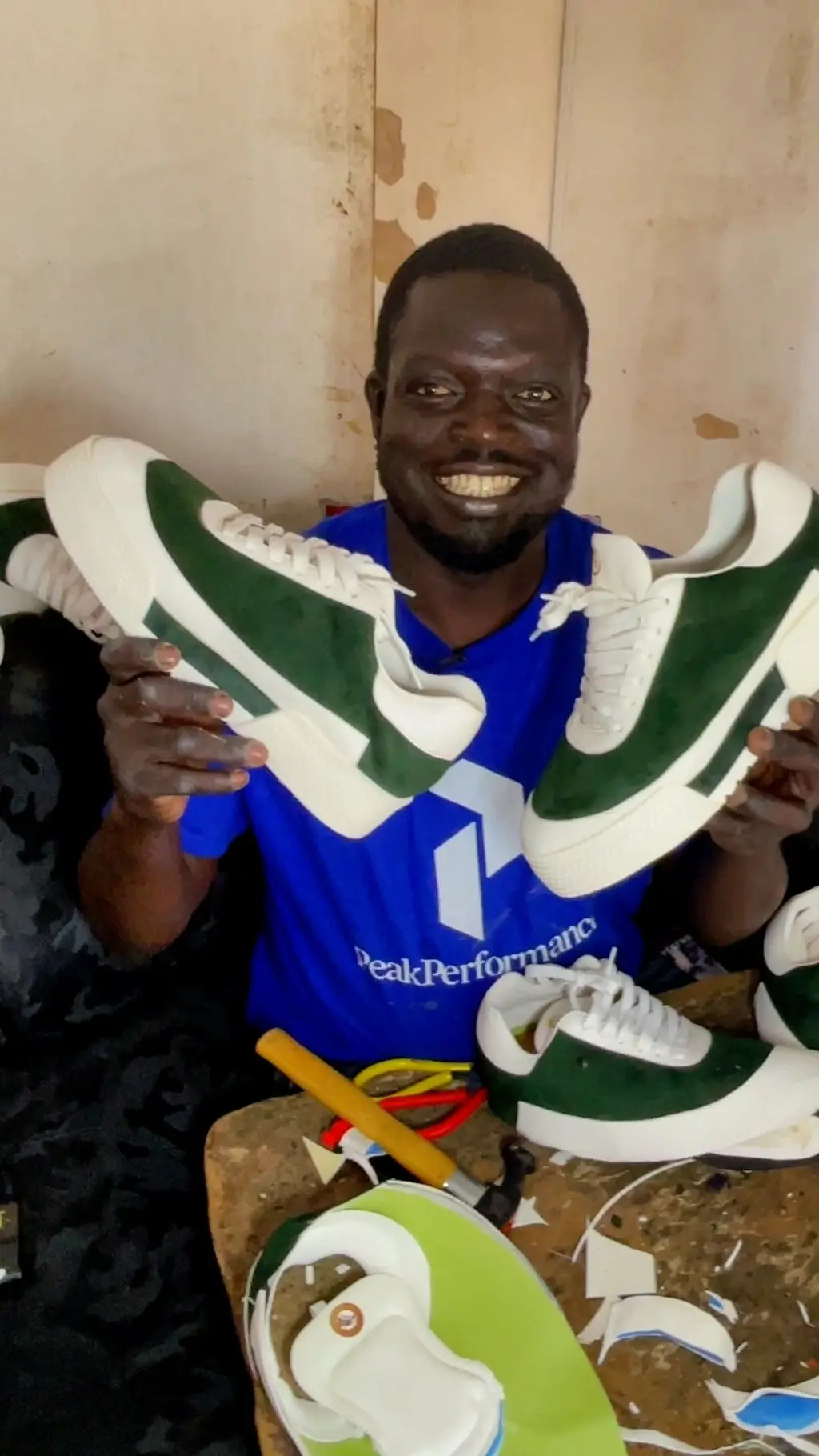 Cheikh Dall avec des chaussures