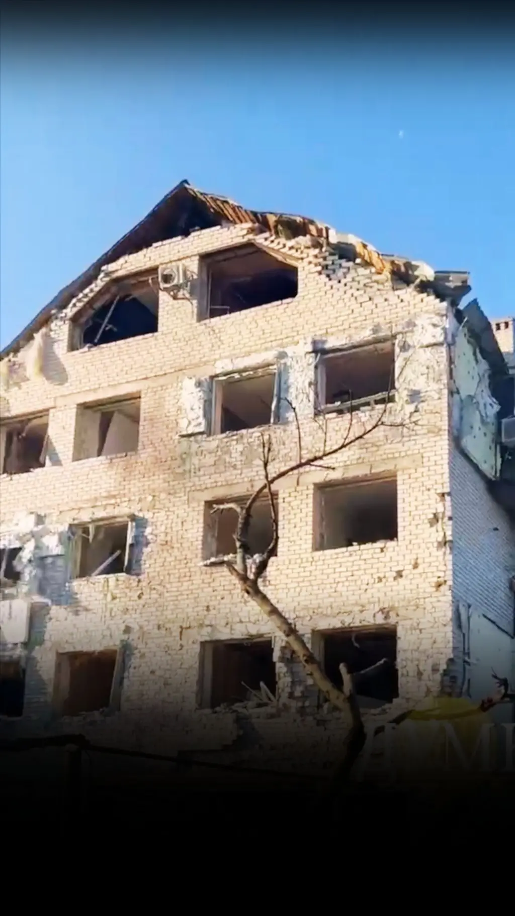 Будинок з вибитими вікнами
