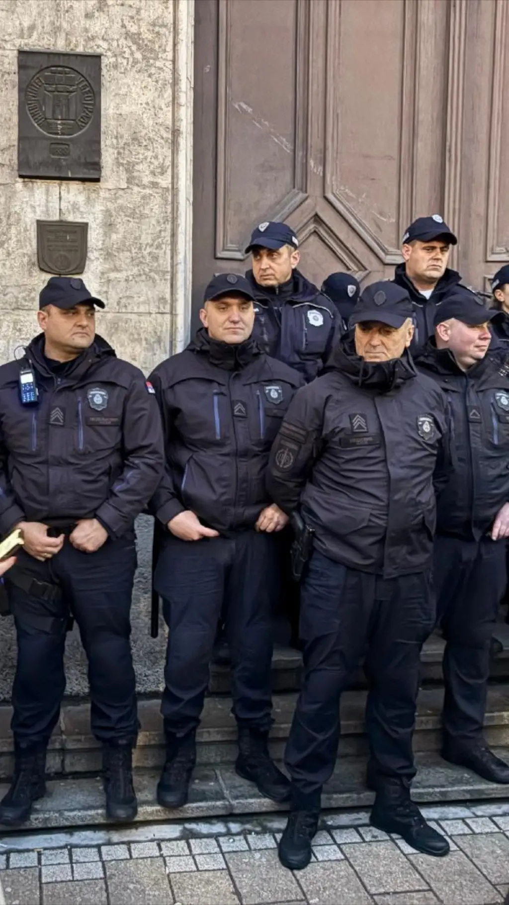 policajci ispred zgrade rektorata
