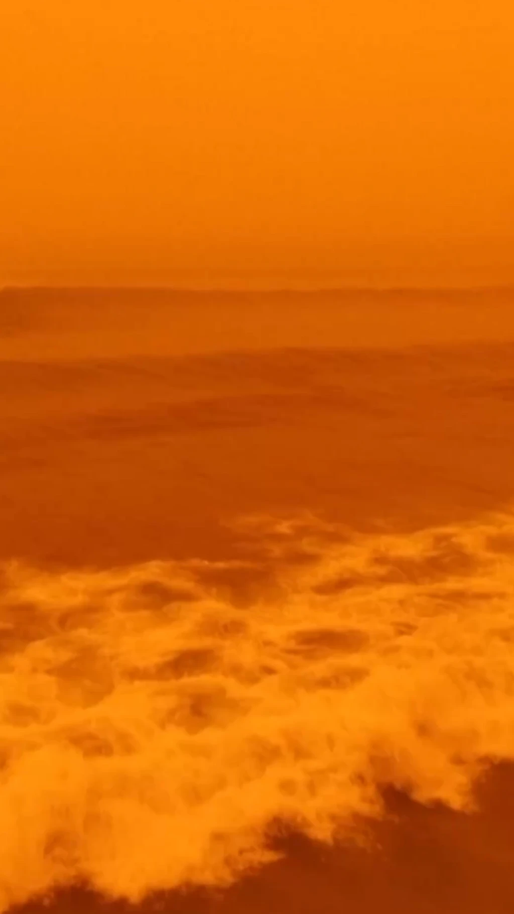 காணொளி: கிரீஸ் நாட்டில் ஆரஞ்சு நிறமாக மாறிய வானம்