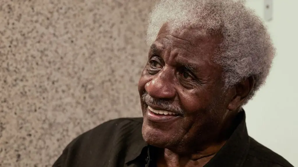 Tony Tornado é um homem negro de cabelos brancos. Na foto ele está sorrindo e olhando para o lado