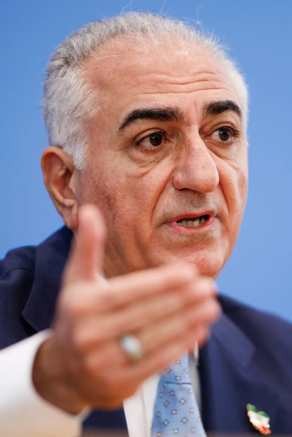 کنفرانس خبری رضا پهلوی در ساختمان پارلمان آلمان