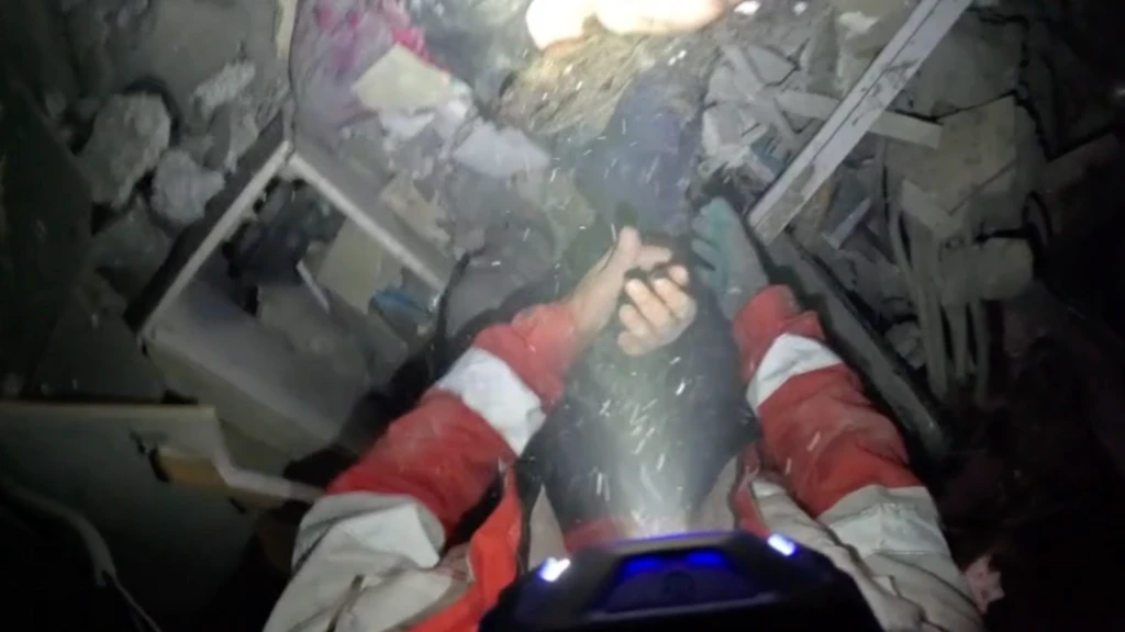 نجات شهروندان از زیر آوار بمباران