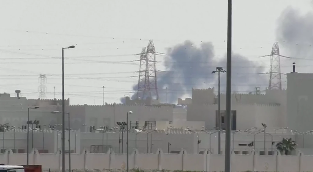 لحظه سقوط و انفجار موشک در قطر