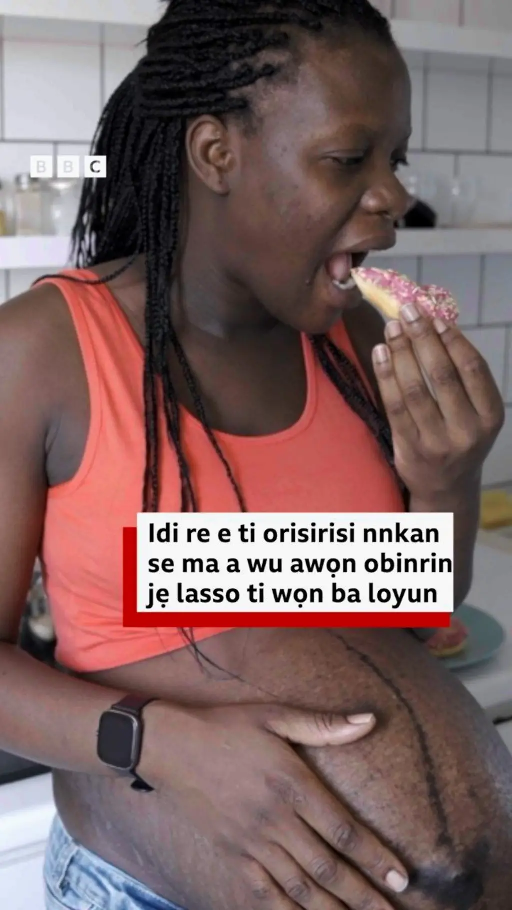 Aworan alaboyun kan to n jẹun pẹlu ọwọ osi rẹ lori ikun rẹ.