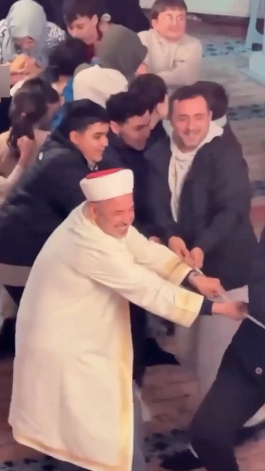 استانبول کې د یوه جومات ملا امام له تراویح وروسته له ماشومانو سره د رسۍ کشولو لوبه کا