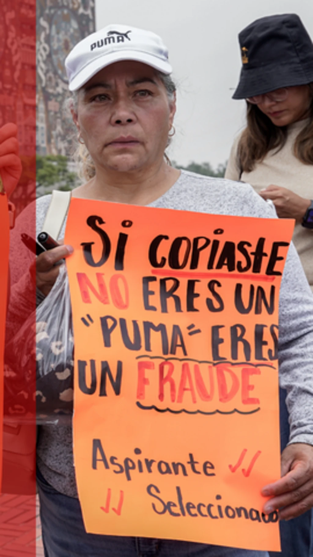 Una persona sostiene un cartel en protesta por las copias en los exámenes de admisión a la UNAM