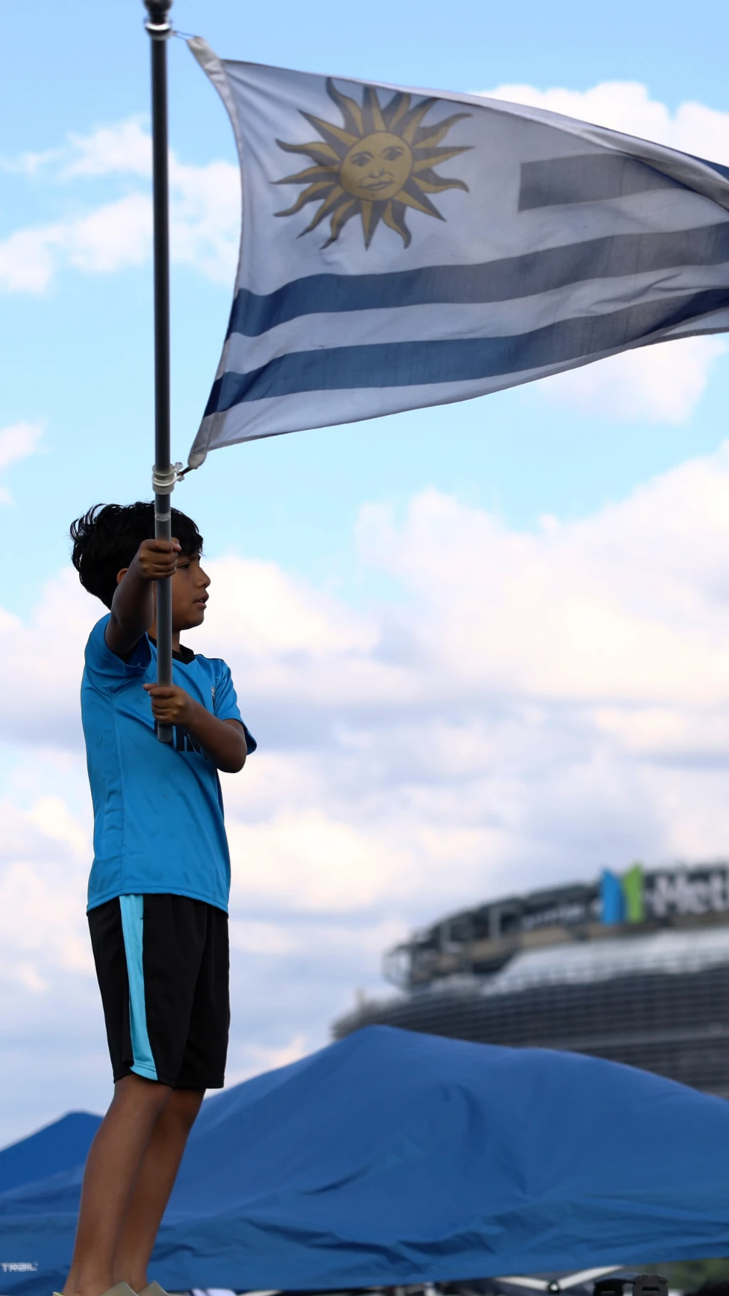 Un niño sostiene la bandera uruguaya