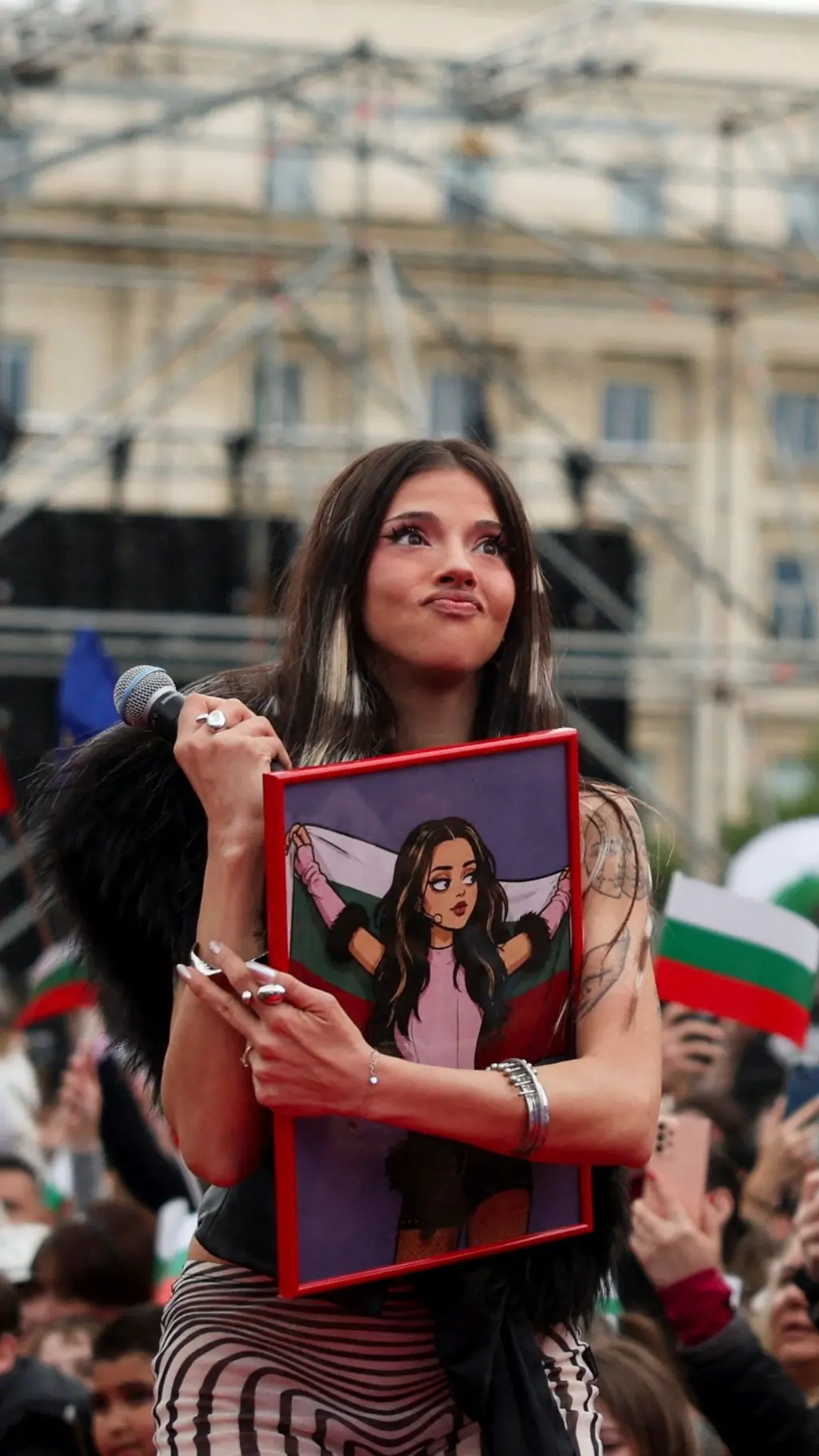 Pobednica Evrovizije Dara drži karikaturu nje u rukama.